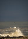 bote navegando en el mar a lo lejos Royalty Free Stock Photo