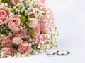 Bouquet roses and weddings rings