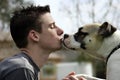 Ragazzo baciare cane 