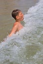 Niño en mar 