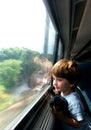 Niño en tren 