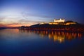 Bratislavský hrad v noci. Hrad a rieka Dunaj