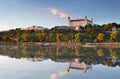 Bratislavský hrad s odrazom v rieke Dunaj