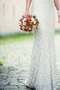 Bride holding the bouqet of rouses