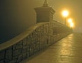 Puente en niebla en noche 