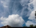 Bright white clouds di bawah langit Royalty Free Stock Photo