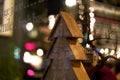 Hnedý drevený vianočný stromček dizajn výzdoba najbližšie žiarovky 