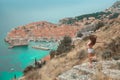 Brunette Girl tourist visiting mountain viewpoint sightseeing i Royalty Free Stock Photo