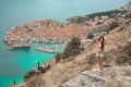 Brunette Girl tourist visiting mountain viewpoint sightseeing i Royalty Free Stock Photo