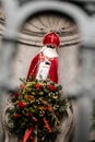 BRUSSEL, BELGIUM - Dec 06, 2020: Manneken Pis als Sinterklaas