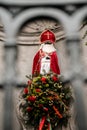 BRUSSEL, BELGIUM - Dec 06, 2020: Manneken Pis als Sinterklaas