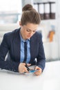 Business woman cutting credit card with scissors Royalty Free Stock Photo