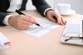 Business woman ready to sign a contract Royalty Free Stock Photo