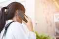 Businesswoman holding mobile phone outside office building. beau Royalty Free Stock Photo