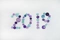 169/5000 Pugovitsy krasivo razlozheny na svetlom fone v forme 2019 Otkrytka s golubymi i fioletovymi pugovkami raznykh razmerov, Royalty Free Stock Photo