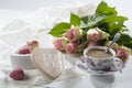 CAFFELATTE ROMANTICO CON DOLCI E ROSE Royalty Free Stock Photo