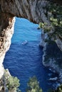 Capri - Turisti in barca all`Arco Naturale