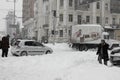 The center of the city, paralyzed by the snowfall and the drivers, help each other