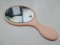 cermin kecil a small mirror 