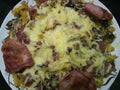 Overview of cheesy pasta with bacon and ham