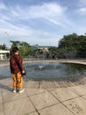 A child watch a fountain