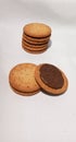 Chocolate-flavored biscuits that can delay hunger and are good for health