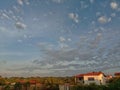 Cielo azul con nubes pequeÃ±as