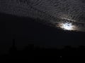 Cielo nocturno con nubecillas blancas