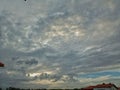 Cielo nublado gris y azul gigante