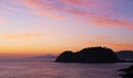 Cielo rojo al amanecer en Getaria, costa de Euskadi