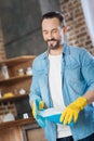 Musing male cleaner utilizing cleanser