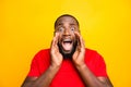 Close up photo of screaming panic terrified frightened black man shouting you to inform about something while isolated Royalty Free Stock Photo