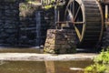 Pohľad zblízka na voda kolo na mlyn kraj v sever 