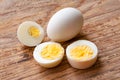 Hervido huevos y mitad huevos en blanco  