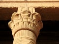Detalle columna casa del nacimiento divino en Dendera .Egipto.