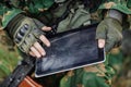 Commander paves the route on an electronic tablet