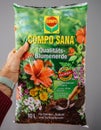 COMPO SANA Qualitats-Blumenerde quality soil man`s hand