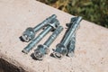 Concrete anchor screws for fixing metal structures