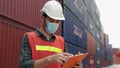 In the coronavirus outbreak, engineers working in warehouse quality inspections were required to wear masks while working.