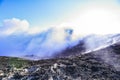 Cratere Etna - vista panoramica durante giornata di sole con emissione di vapore e gas
