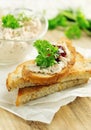 Crispy multigrain toasts with chicken cream