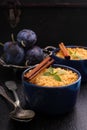 Crumble with plums and cinnamon