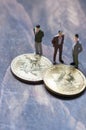 Figurines gathered around the bitcoin, an interpretation of investors