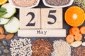 Cube calendar with date of World Thyroid Day and best food containing vitamins for healthy thyroid