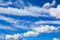 Montón nubes en cielo azul 