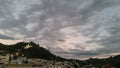 Curiosa aglomeraciÃÂ³n de nubes al atardecer.