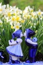 Delfts blue couple kissing with daffodil background