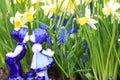 Delfts blue couple kissing with daffodil background