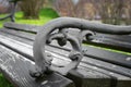 Z starý hrdzavý lavice v parku 
