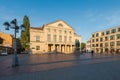 Deutsches Nationaltheater und Staatskapelle Weimar am Theaterplatz am Morgen bei Sonne und blauem Himmel